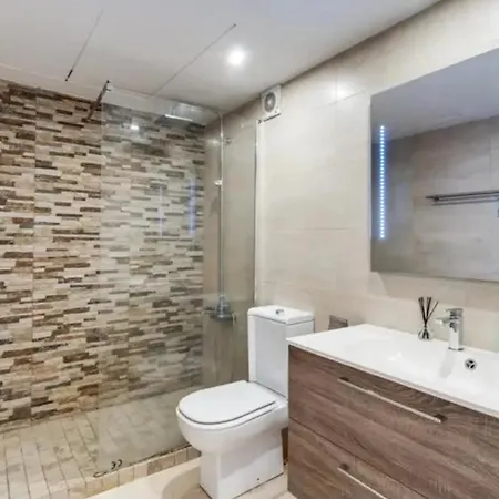 בית אירוח Bedroom, With A Share Bathroom In A Place מאלגה